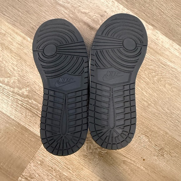 Jordan | Jordan 1 Low Top Sneaker - Picture 2 of 5